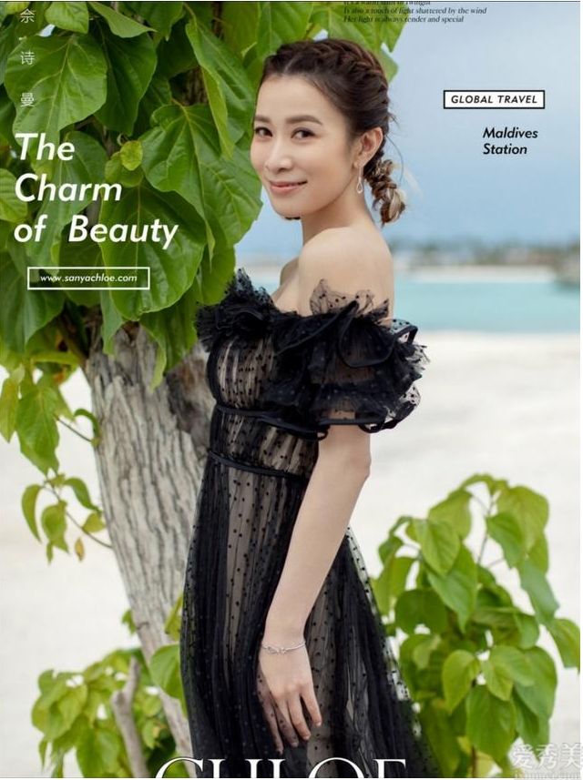 44岁佘诗曼拍摄大规模，黑蕾丝雪纺裙配“双马尾辫”，很会装嫩了