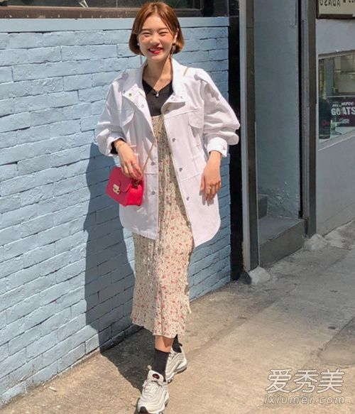 春天穿什么样更显白?韩国小姐姐时尚街拍让你回答