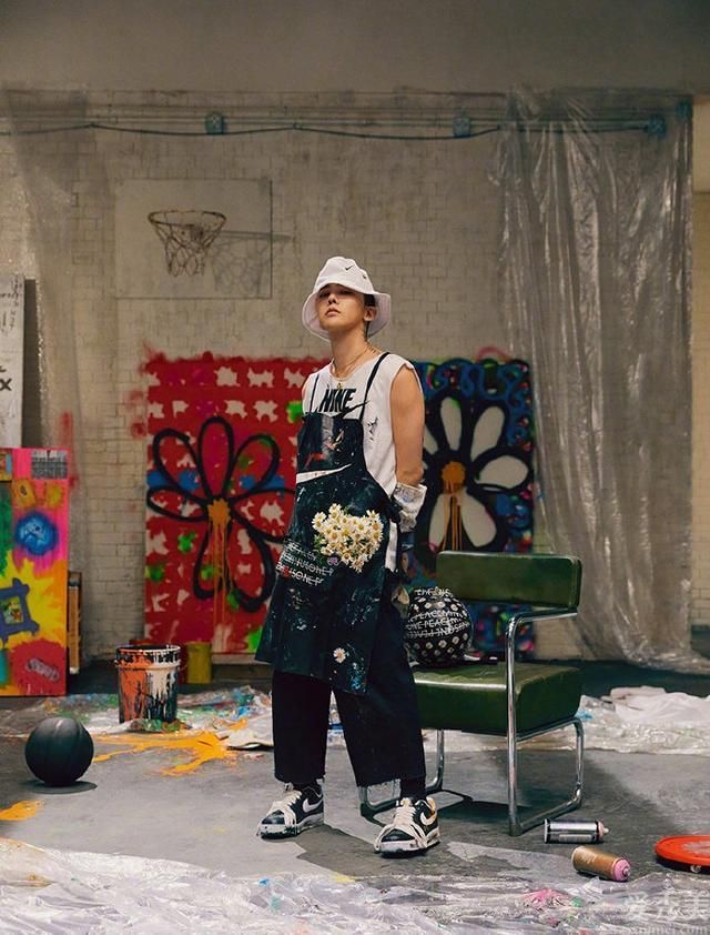 小s真大胆,“红桌布”当长连衣裙,“保安帽”照相pose,十分时尚潮流时尚