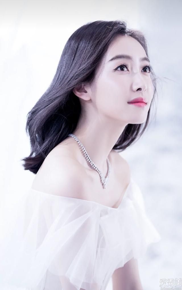 杨丞琳很会穿,穿中长款外套西装配流水线长长袖连衣裙分绝不显矮,扎裤腰带占有率好震撼人心