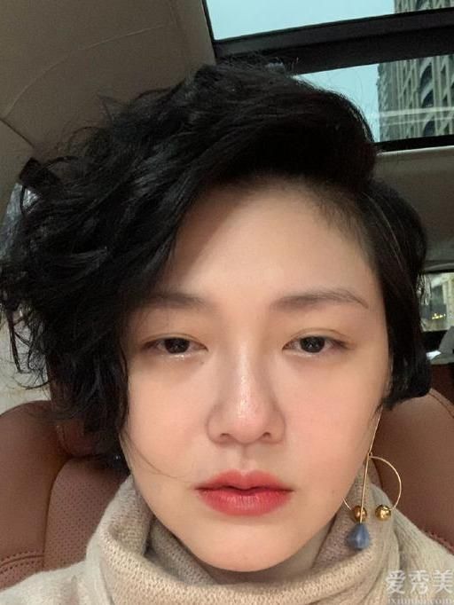 威廉姆斯斯威夫特终于瘦了!又美又甜似当时清纯少女,与容祖儿花
