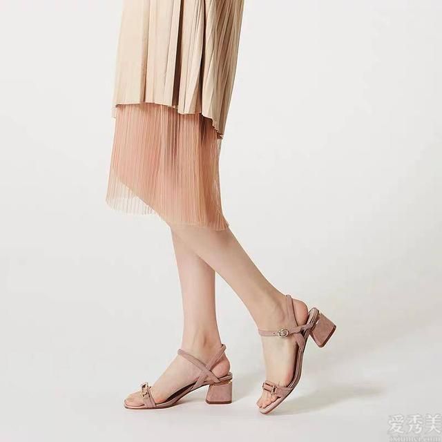 这类高级礼服裙,拥有 低调的轻奢主义现实主义层次感