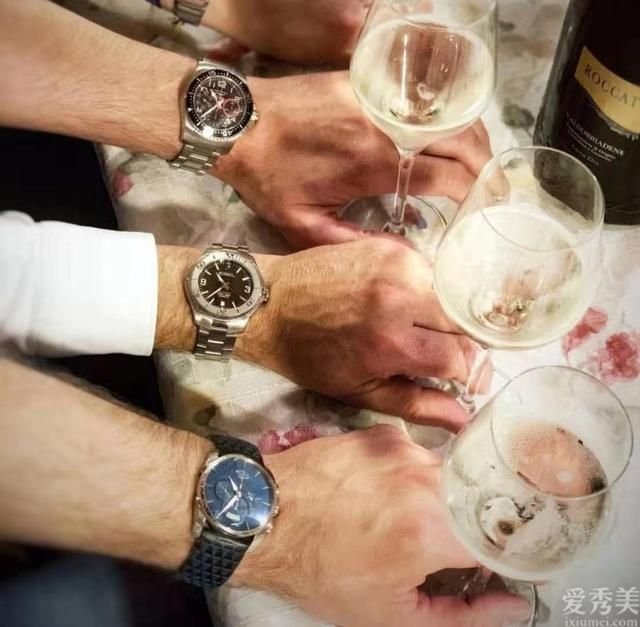 真正圆滑世故的女士,穿西装决不会搭西裤
