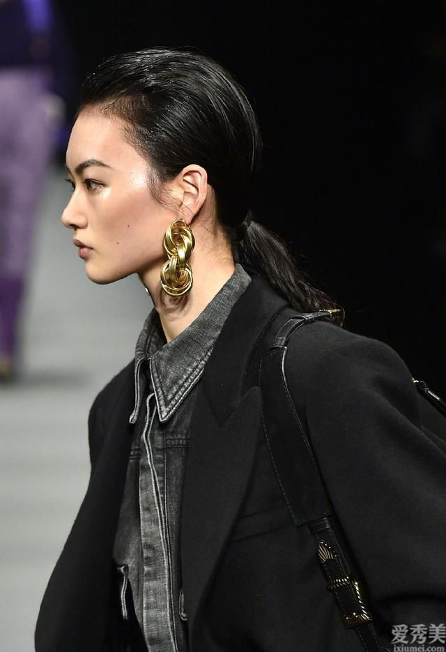 她是福布斯榜中国十大全球性美女模特,今穿牛仔裤吊带裤配中长款大衣,霸气外露十足
