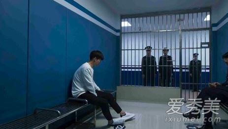 破冰行动陈岩穿的白色运动鞋是什么牌子的 要多少钱
