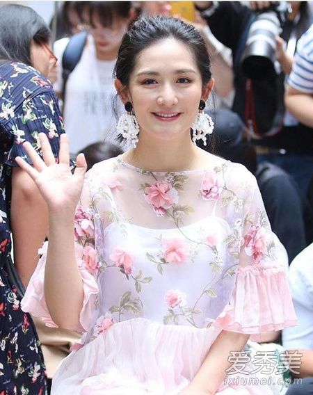 这个是什么审美观!她粉色连衣裙 蓝紫色棉袜被网民看不上