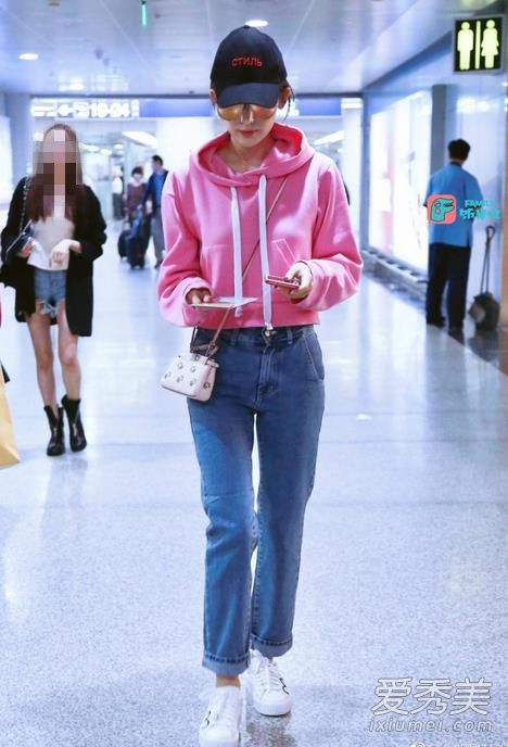 娜扎飞机场粉色卫衣是什么牌子?
