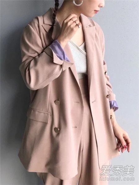穿小西服下半身如何搭配 小西服下边配哪些牛仔裤子
