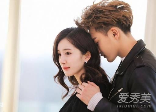 大幂幂又出时尚街拍！示范性春天格子衬衣配搭