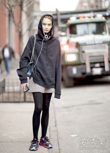 兜头连帽卫衣 运动裤子 大衣 那样穿令人很想过春天！