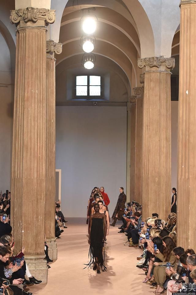 C罗前任女友伊莲娜t台走秀，阐释Ferragamo的华丽清雅、低调奢华