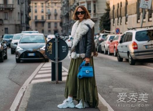 谁还说它土!小脸蛋 隔热保温另外有着的黑毛领外衣成欧美国家红人新欢