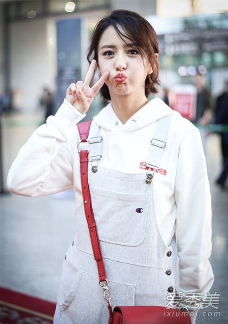 佟丽娅全新飞机场时尚街拍 连帽卫衣 背带裙超美少女!