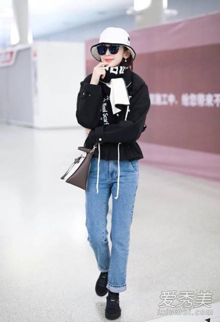 娜扎飞机场时尚街拍 示范性春天休闲外套配搭