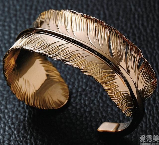 规矩的埃及脚早就过时了，时兴另二种脚型，穿什么靴子都很美