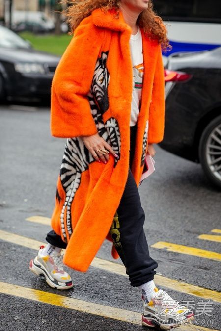 冬季令人招架不住的绒毛外衣如何搭才显高又高級？