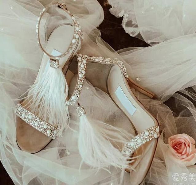 翎毛设计装饰配高跟鞋子,女孩们看过这类不容置疑会流连忘返