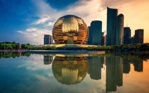 竑立国际性，西班牙服饰文化艺术的传承——