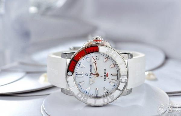 巴黎时装秀的“青花瓷碗裙”爆红，裤腰带装饰设计勒出A4腰，潮流趋势清雅