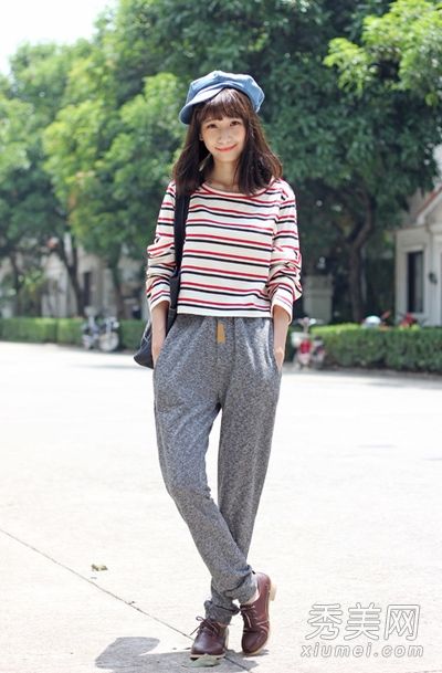 花纹T恤配休闲裤子 秋初街边时兴穿衣搭配