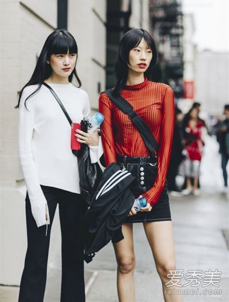 秋季每个人都应当下手一件的针织品打底衣 紧身的款才更强看!