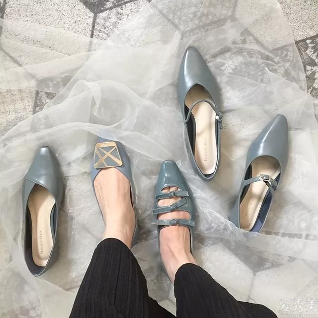 靴子长出丝带蝴蝶结||女王们除汇报工作彩妆产品，还得会穿鞋哟