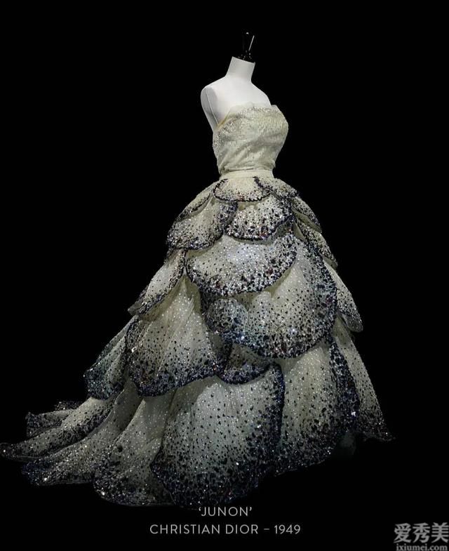 迪奥Dior设计的6款历史造型艺术服装，历史的沉定表达对生活的喜爱
