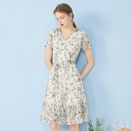 时装秀必须包括花卉花边裙的原因是衣服便宜?