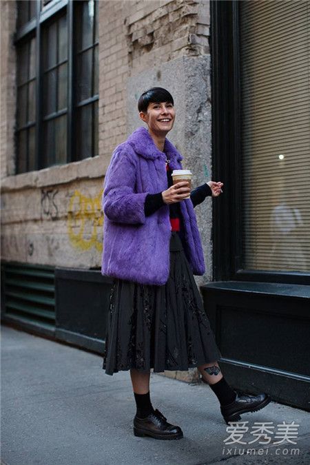 紫色大衣配什么颜色围巾 紫色大衣里面搭配什么
