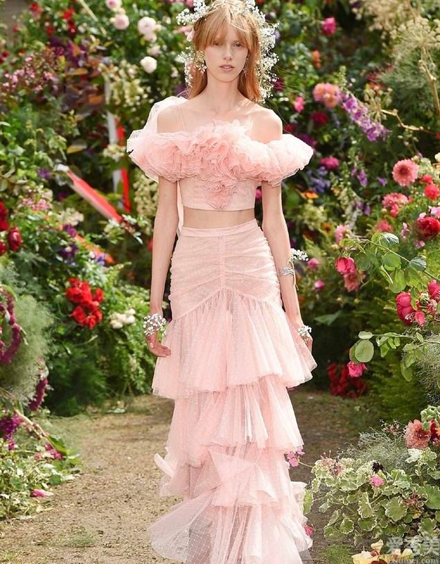 罗达特系列产品透过薄纱呈现优雅的气场,花圈头饰凸显森女的风格。