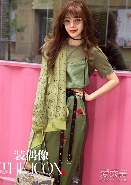 墨绿色衣服配白色怎么样 墨绿色衣服会显皮肤黑吗
