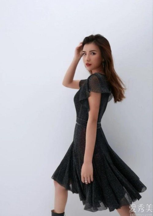 如何成为一个时尚女孩?Bebe连衣裙给你一个闪亮的时刻。