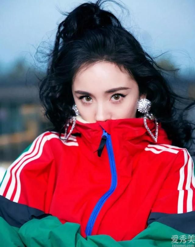 今年最流行的耳环在这些一线明星的耳朵里。