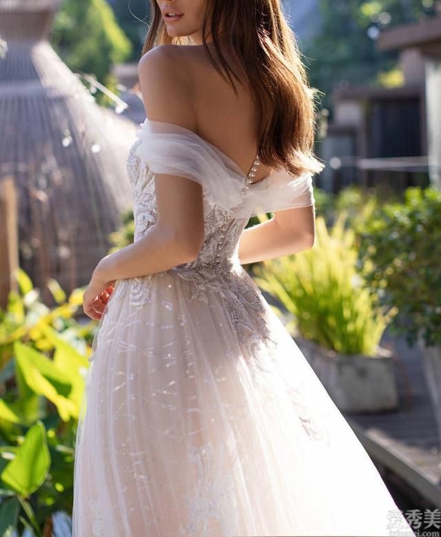 芬兰高级定制新娘礼服MillaNova关键点：闪耀亮片蕾丝边，堆叠淑女连衣裙