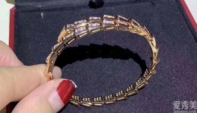40岁以上的女性戴手镯时要注意,戴银首饰显示年轻,戴玉有女人味