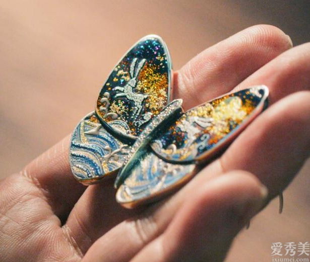 梵克雅宝限量版的蝴蝶胸针，更赞叹不已的是日本的漆绘造型艺术：精美