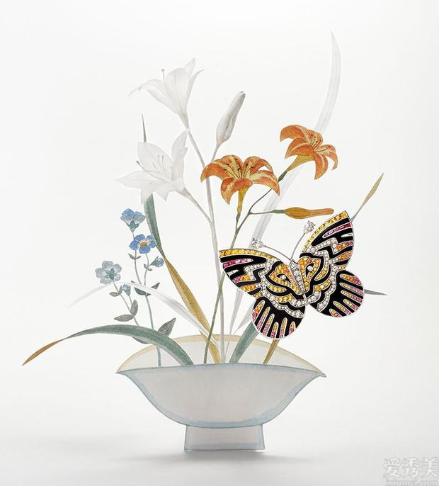 梵克雅宝限量版的蝴蝶胸针，更赞叹不已的是日本的漆绘造型艺术：精美