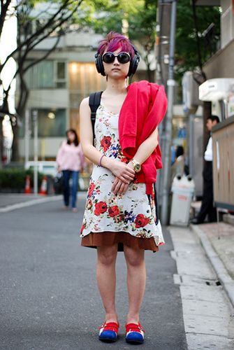 街拍日本潮女型人逛街打扮