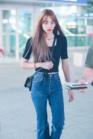 lisa私服穿搭技巧 LISA的私服穿搭超简单、超好上手，这些单品你绝对都有