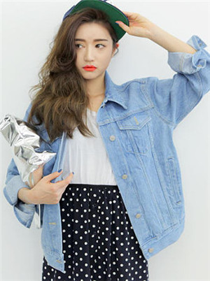 牛仔外套里面配什么衣服女 牛仔外套里面搭配什么