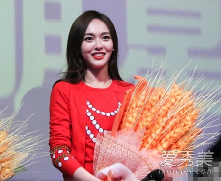 唐嫣年后开工好喜庆 新年特别款这么穿才正确! 明星搭配
