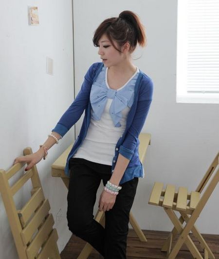 初秋的时候，纯色外套很轻，穿着也很好看。