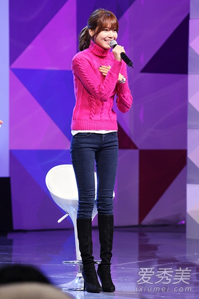 学韩国女星穿亮色毛衣 时髦又靓丽