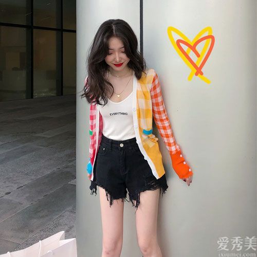 女孩们的初秋服装和打结方法非常时尚
