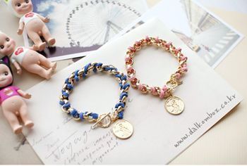 秋天的手镯层层戴着甜美的MM必备