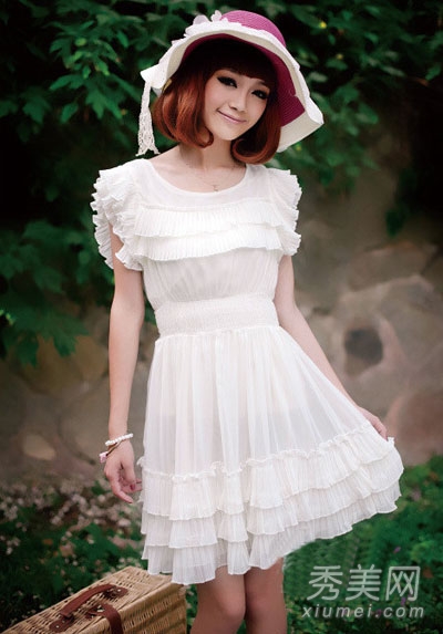 白色显瘦连衣裙 今夏刮起白色旋风