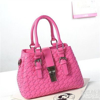 这个瓜红色的包用什么好看