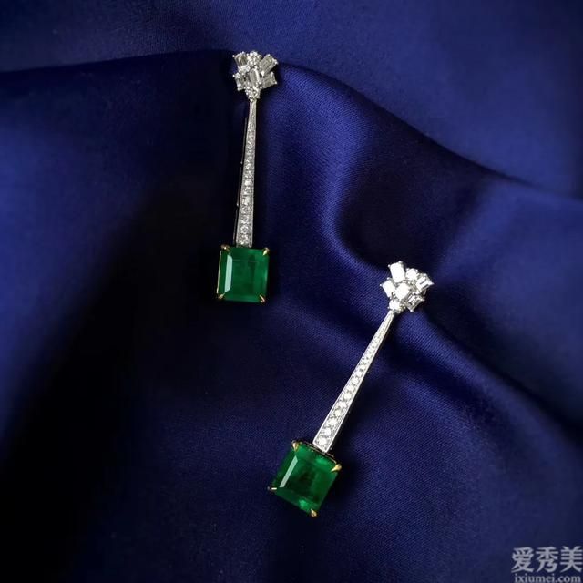 这位30岁的友好型已经收集了许多旅行翡翠耳环。