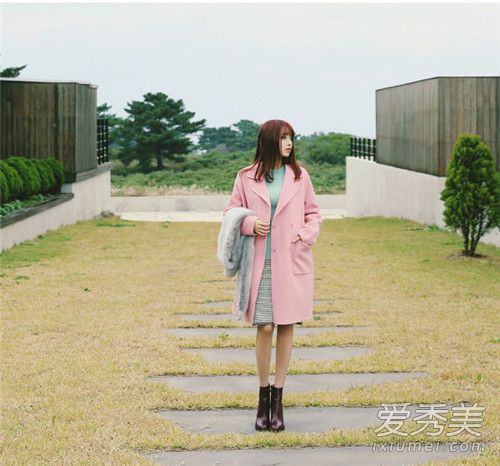 秋天适合穿什么颜色的衣服 个性粉红色系外套穿搭法