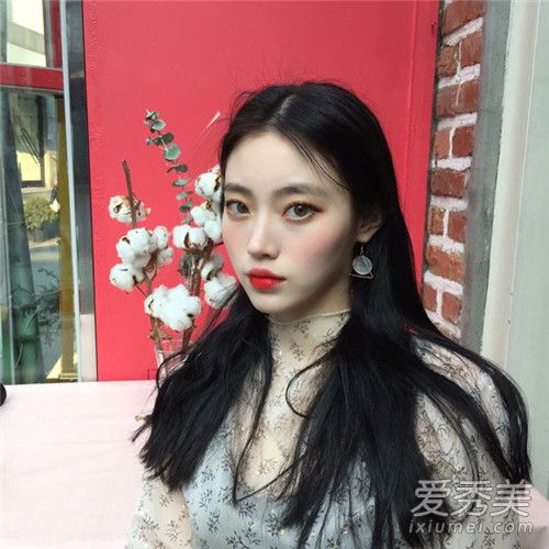 怎么把透视装穿得美美却又不会过于裸露?韩妞示范4种搭配